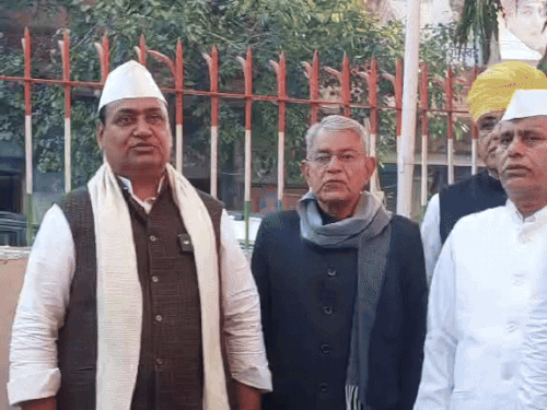 ਐਤਵਾਰ ਸਵੇਰੇ ਰਾਜ ਕਾਂਗਰਸ ਦੇ ਦਫਤਰਾਂ ਵਿੱਚ ਝੰਡਾ ਲਗਾਉਣ ਲਈ ਪੀਸੀਸੀ ਮੁਖੀ ਗੋਵਿੰਦ ਸਿੰਘ ਬੋਟਸਰਾ ਪੂਰੀ ਟੀਮ ਦੇ ਨਾਲ ਪੂਰੀ ਟੀਮ ਨਾਲ ਮੌਜੂਦ ਸੀ.