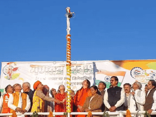 ਡਿਪਟੀ ਸੀਐਮ ਡਾਈ ਕੁਮਾਰ ਨੇ ਐਤਵਾਰ ਸਵੇਰੇ ਜੈਪੁਰ ਵਿੱਚ ਮੈਦੀ ਚੌਥਰ ਵਿਖੇ ਐਤਵਾਰ ਸਵੇਰੇ ਝੰਡਾ ਲਹਿਰਾਇਆ.