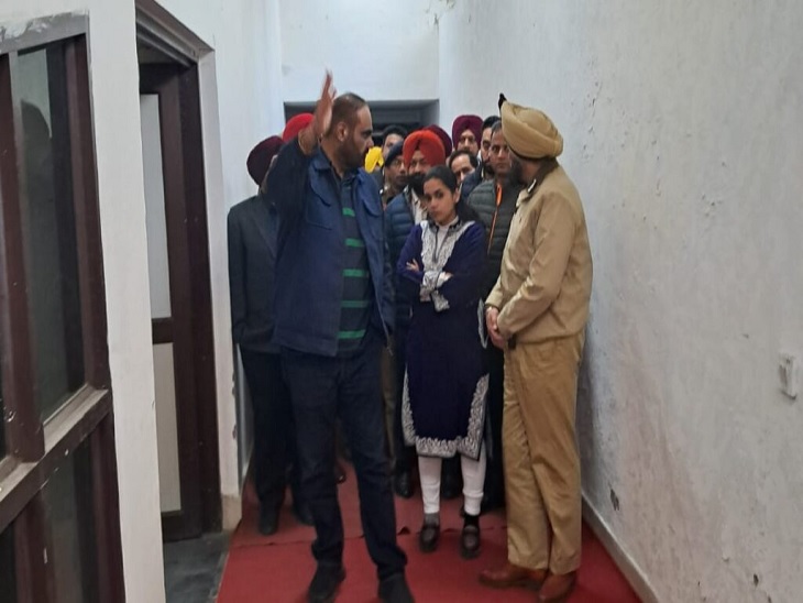 ਚੋਣਾਂ ਦੀ ਪ੍ਰਕਿਰਿਆ ਤੋਂ ਪਹਿਲਾਂ ਅੰਮ੍ਰਿਤਸਰ ਦੇ ਸੀਨੀਅਰ ਅਧਿਕਾਰੀ ਭੰਡਾਰ ਦੇ ਸੀਨੀਅਰ ਅਧਿਕਾਰੀ.