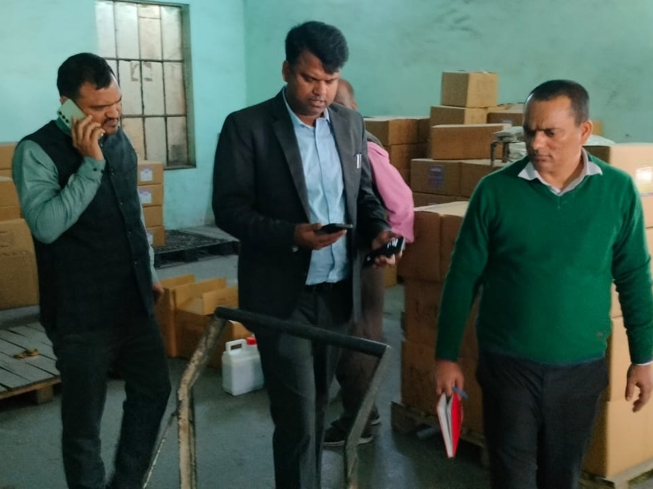 कानपुर देहात में औद्योगिक क्षेत्र में छापेमारी की गई। - Dainik Bhaskar