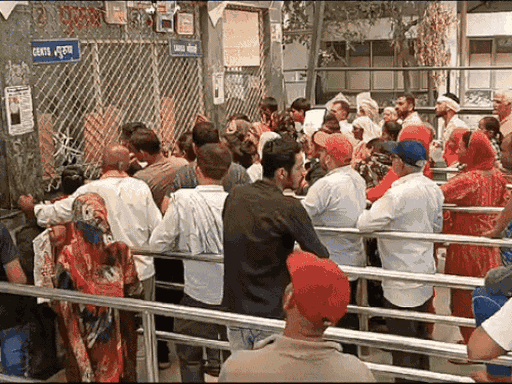 ਹਸਪਤਾਲ ਦੇ ਬਾਹਰ ਲਾਈਨ ਵਿੱਚ ਖੜ੍ਹੇ ਲੋਕ. ਫਾਈਲ ਫੋਟੋ