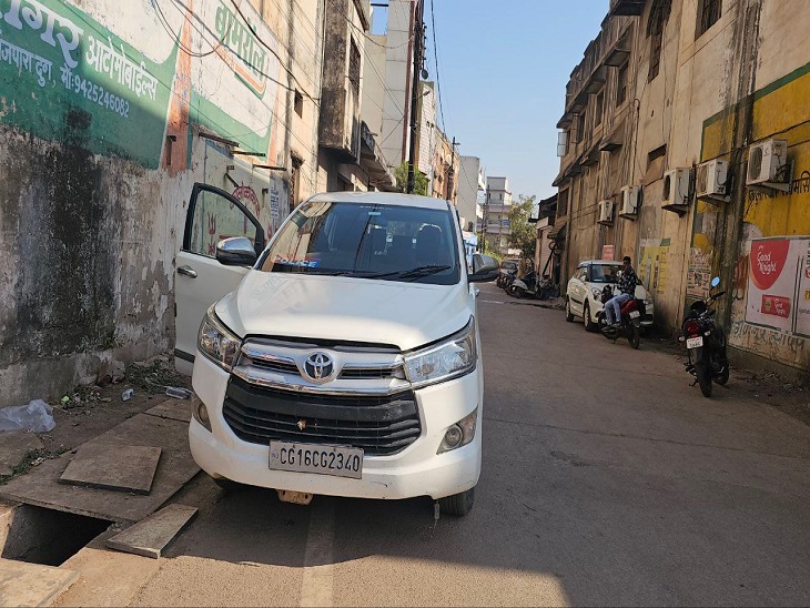 दुर्ग में ACB और EOW के अधिकारी इसी गाड़ी से जांच करने पहुंचे हैं।