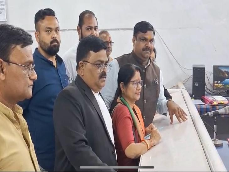 नामांकन दाखिल करती बीजेपी उम्मीदवार अल्का बाघमार - Dainik Bhaskar