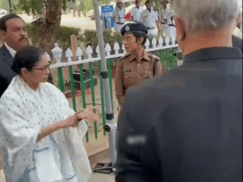 ਮੁੱਖ ਮੰਤਰੀ ਮਖਿਆ ਬੈਨਰਜੀ, ਰਾਜ ਭਵਨ ਦੇ ਦਰਵਾਜ਼ੇ ਤੇ ਮੌਜੂਦ ਸਨ, ਨੇ ਰਾਜ ਭਵਵ ਅਧਿਕਾਰੀਆਂ ਦੇ ਜਵਾਬ ਦਿੱਤੇ. - ਡੈਨਿਕ ਭਾਸਕਰ