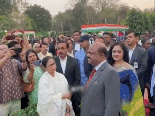 ਮੁੱਖ ਮੰਤਰੀ ਮਮਤਾ ਬੈਨਰਜੀ ਐਤਵਾਰ ਨੂੰ ਰਾਜ ਦੇ ਰਾਜਪਾਲ ਸੀਵੀ ਅਨੰਦ ਬੋਸ ਨਾਲ ਗੱਲਬਾਤ ਕਰਦੇ ਹੋਏ ਦਿਖਾਈ ਦਿੰਦੇ ਹਨ.