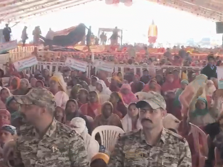 कार्यक्रम में शामिल होने के लिए बड़ी संख्या में महिलाएं पहुंची है।