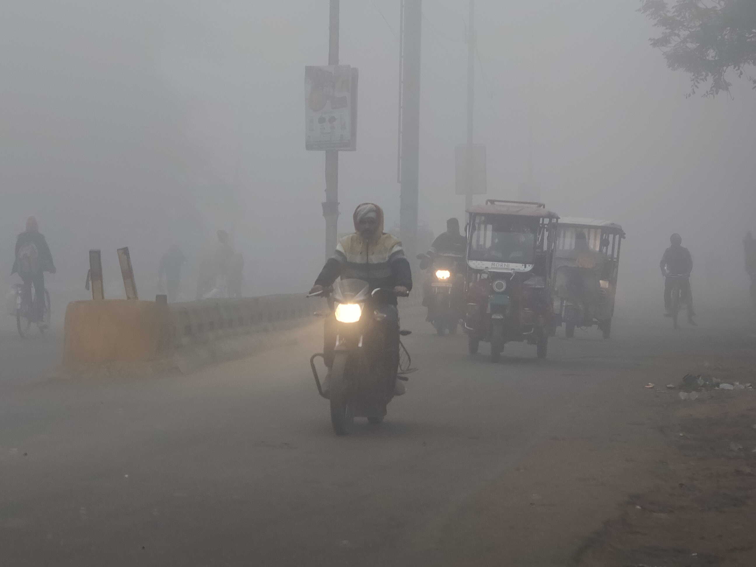 विजिबिलिटी कम होने से वाहन चालकों को लाइट जलानी पड़ी।