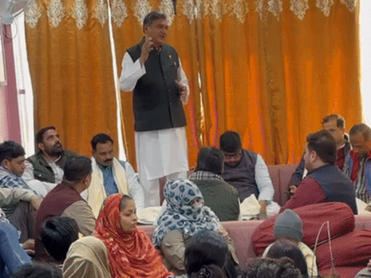 मुस्तफाबाद विधानसभा क्षेत्र में चुनाव प्रचार करते भाजपा नेता जाकिर हुसैन