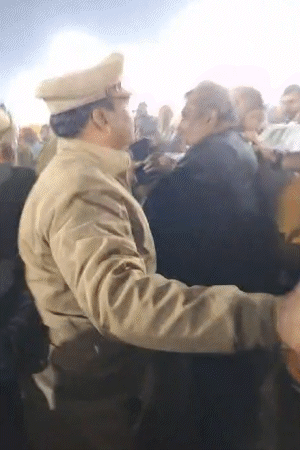 नाराज लोगों ने एसडीएम सदर की गाड़ी में तोड़फोड़ कर दी।