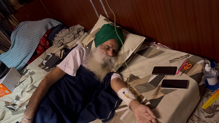 ਖਨੌਰੀ ਵਿੱਚ ਮਰਨ ਵਰਤ ਦੌਰਾਨ ਆਰਾਮ ਕਰਦੇ ਹੋਏ ਕਿਸਾਨ ਆਗੂ।