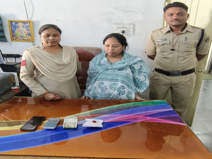 इस मामले में आमानाका और गुढ़ियारी पुलिस ने एक्शन लिया है।