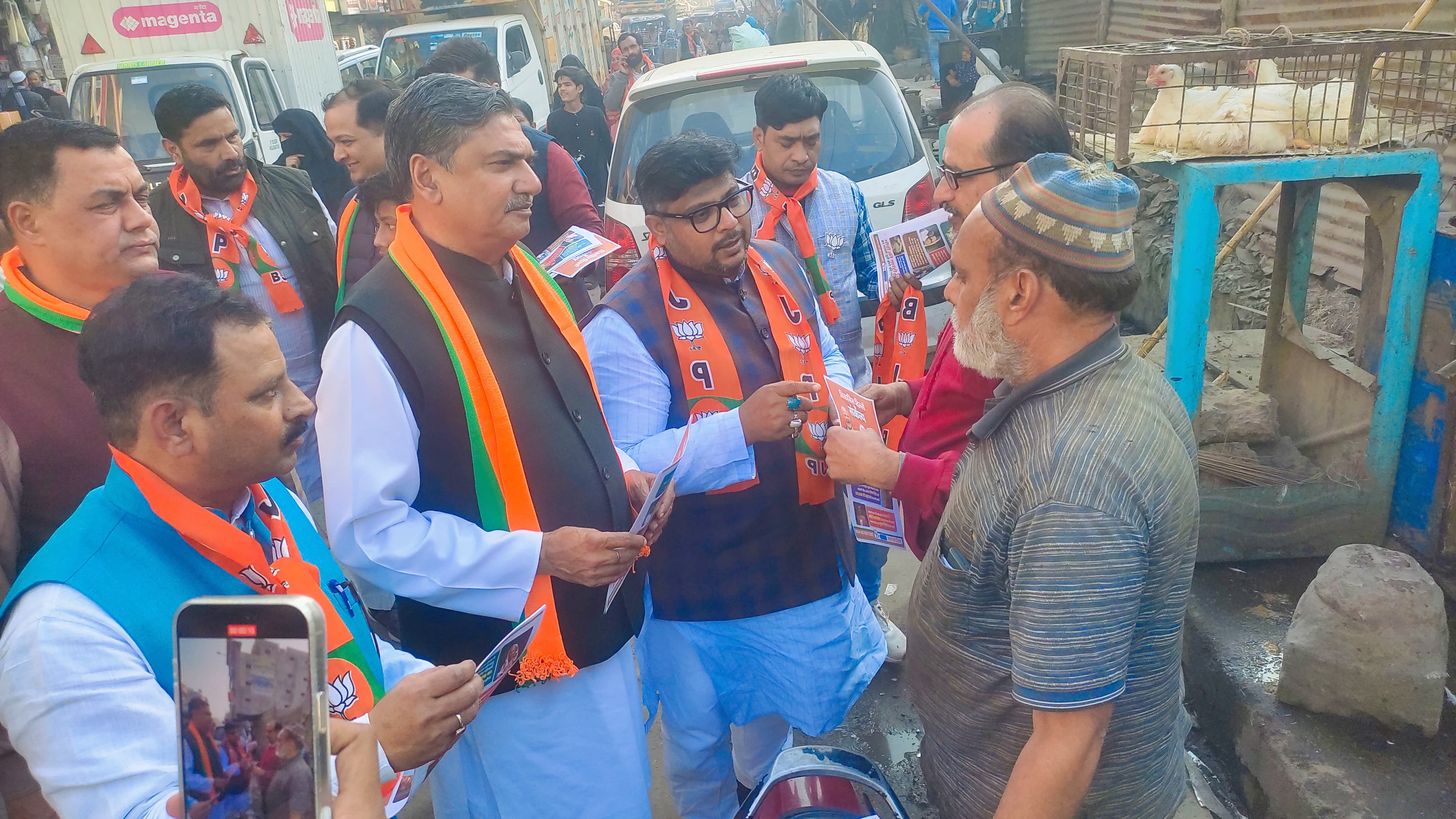 मुस्तफाबाद विधानसभा क्षेत्र में चुनाव प्रचार करते भाजपा नेता जाकिर हुसैन।