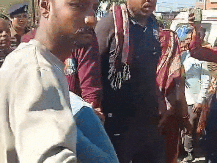 सोमवार को समझाइश के बाद ग्रामीण शवों के पोस्टमॉर्टम कराने के लिए तैयार हुए थे।