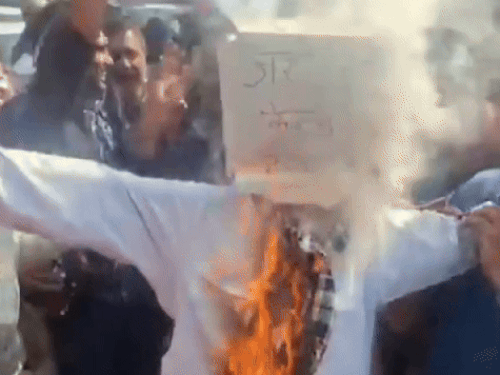 करनाल में पूर्व सीएम अरविंद केजरीवाल व सीएम आतिशी का पुतला फूंकते भाजपा नेता।