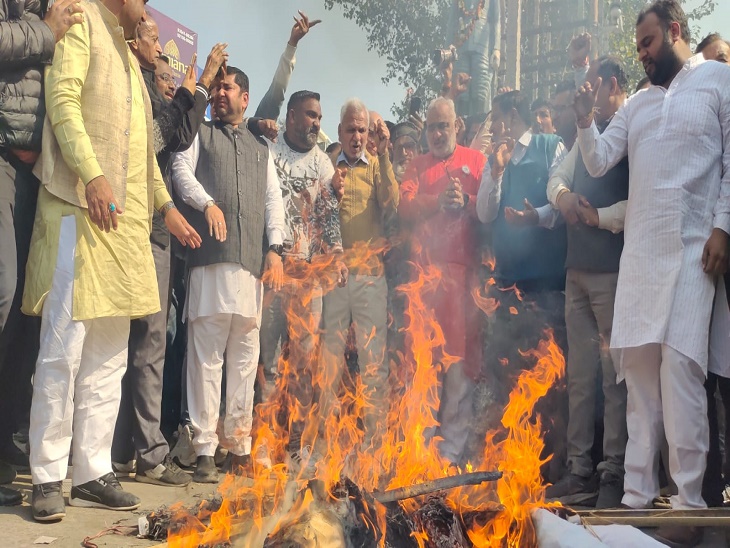 अरविंद केजरीवाल के खिलाफ नारेबाजी कर उनका पुतला फूंकते विधायक व कार्यकर्ता।