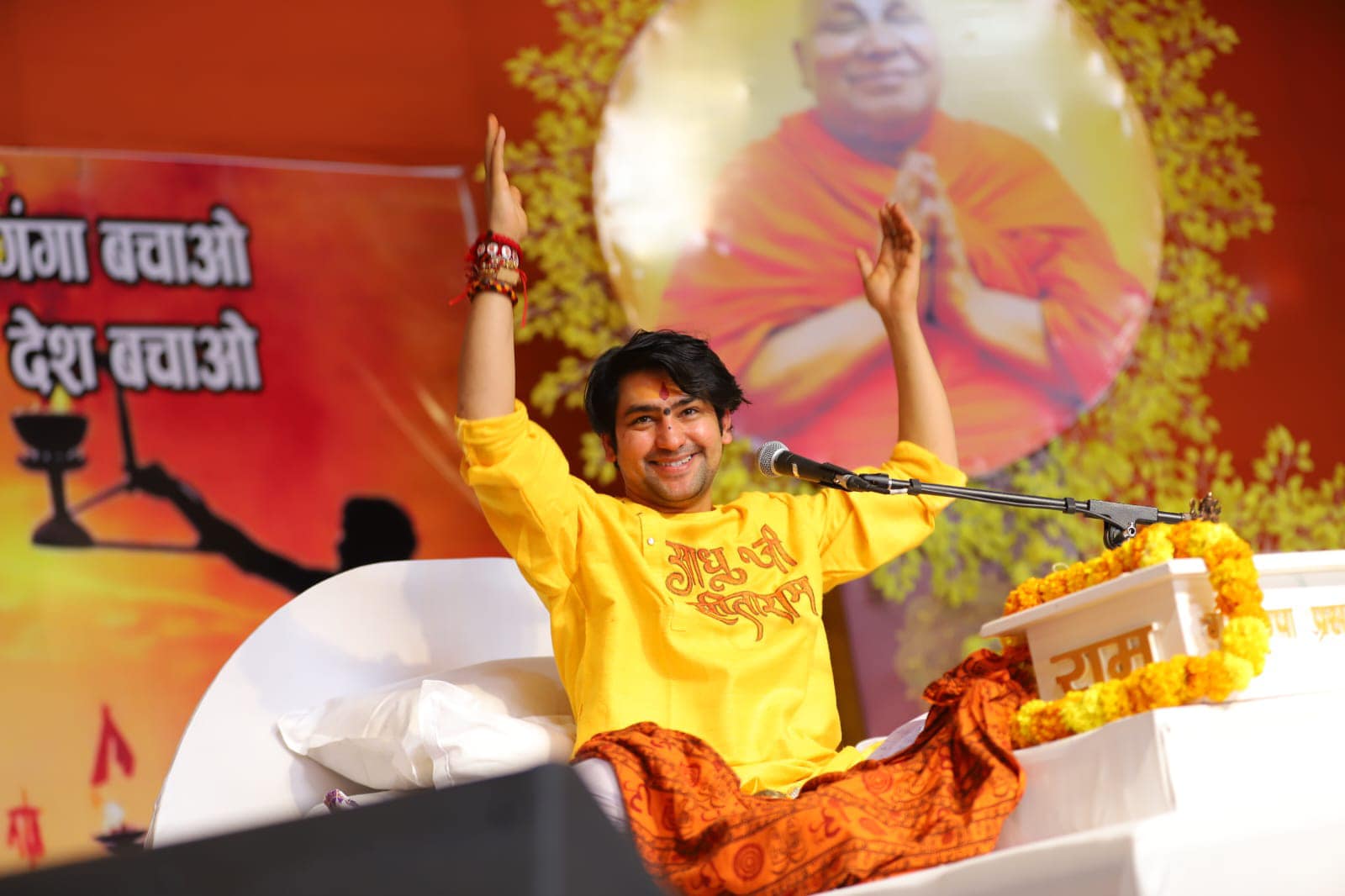 धीरेंद्र शास्त्री ने कहा- संगम पूछ नहीं रहा कि किस बिरादरी से हो, बस तुम डुबकी लगाओ और आशीर्वाद पाओ।