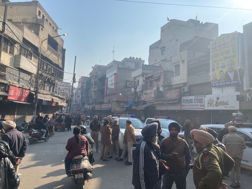 ਲੁਧਿਆਣਾ ਵਿੱਚ ਕਲਾਕ ਟਾਵਰ ਮਾਰਕੀਟ ਪ੍ਰਦਰਸ਼ਨਕਾਰੀਆਂ ਨੇ ਬੰਦ ਕਰ ਦਿੱਤੀ ਸੀ. ਪੁਲਿਸ ਫੋਰਸ ਨੂੰ ਇਥੇ ਲਗਾਇਆ ਗਿਆ ਹੈ.