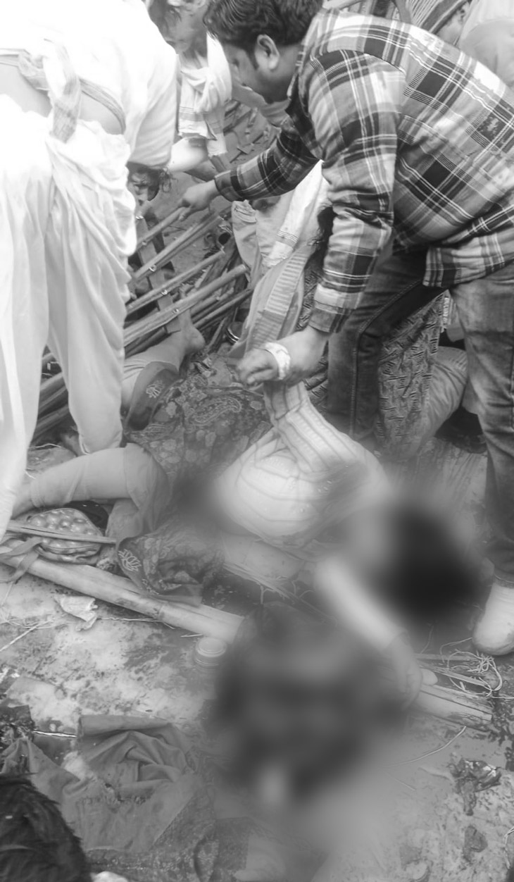 65 फीट ऊंचे मंच की सीढ़ियां अचानक टूट गईं।