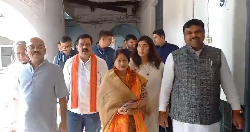 डिप्टी सीएम विजय शर्मा के साथ दुर्ग महापौर प्रत्याशी अलका बाघमार नामांकन फॉर्म भरने कलेक्टर पहुंची।