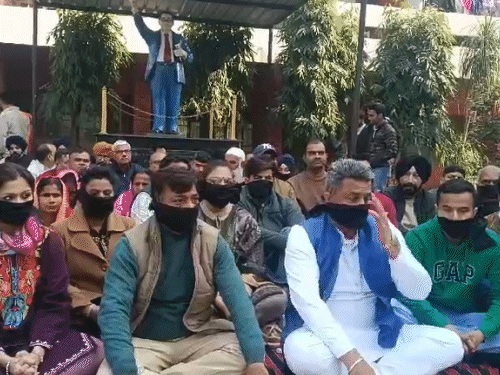 भाजपा कार्यकर्ता और नेता मुंह पर काली पट्टी बांधकर विरोध प्रदर्शन कर रहे हैं। - Dainik Bhaskar