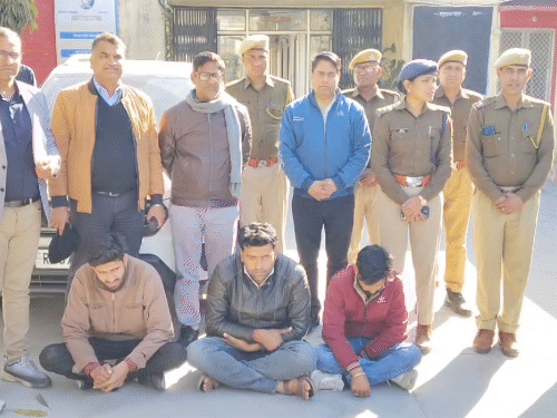 पुलिस ने तीन आरोपियों को गिरफ्तार किया था। इनसे पूछताछ में खून की दलाली को लेकर कई खुलासे हुए हैं।