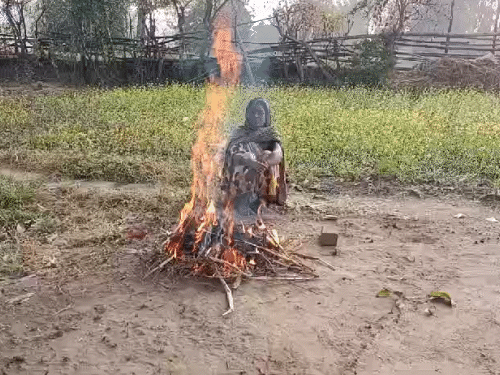 बलरामपुर सोमवार को सबसे ठंडा रहा। यहां सुबह और शाम के वक्त अलाव का सहारा लेना पड़ रहा है।