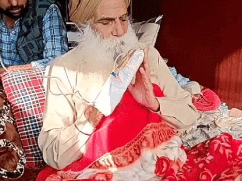 किसान नेता जगजीत सिंह डल्लेवाल लोगों को संदेश देते हुए। - Dainik Bhaskar