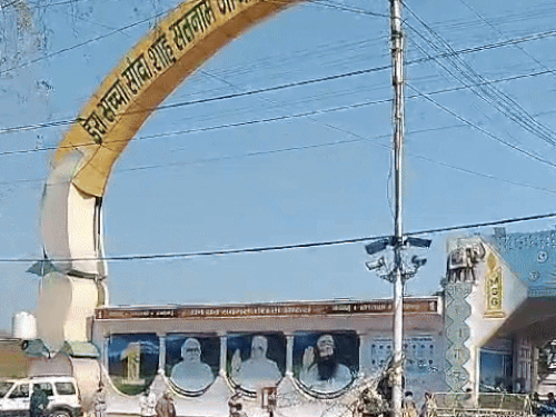 ਸਿਰਸਾ ਵਿੱਚ ਡੇਰਾ ਸੱਚਾ ਸੌਦਾ ਦਾ ਮੁੱਖ ਦਰਵਾਜ਼ਾ. ਰਾਮ ਧਰਮਿਮ ਦੀ ਸੁਰੱਖਿਆ ਲਈ 200 ਪੁਲਿਸ ਵਾਲੇ ਕਿੱਥੇ ਤਾਇਨਾਤ ਕੀਤੇ ਗਏ ਹਨ.