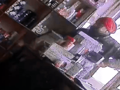 ਚੋਰ ਚੋਰੀ ਕਰਨ ਲਈ ਮੈਡੀਕਲ ਸਟੋਰ ਵਿੱਚ ਦਾਖਲ ਹੋਏ.