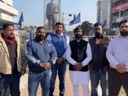 ਐਸ.ਸੀ. ਸਮਾਜ ਦੇ ਆਗੂ ਜਲੰਧਰ ਦੀ ਬਾਂਡਹ ਦੀਆਂ ਕਾਲਾਂ ਦੇਣ ਲਈ ਜੀ.ਆਰ. ਚੌੜ ਬਣੇ ਚੌਂਕ ਪਹੁੰਚੇ.