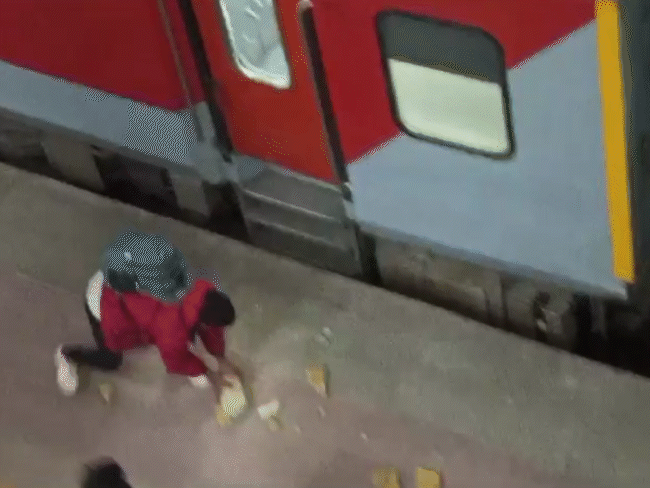 ਵੀਡੀਓ ਵਿੱਚ, ਕੁਝ ਲੋਕ ਰੇਲ ਦੇ ਗਲਾਸ ਤੇ ਪੱਥਰਬਾਜ਼ੀ ਵੇਖਦੇ ਹਨ.