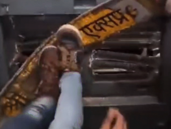 ਟਰੇਨ ਦੇ ਅੰਦਰ ਬੈਠੇ ਮੁਸਾਫ਼ਰਜ਼ ਨੇ ਮਦਦ ਲਈ ਇਕ ਵੀਡੀਓ ਦੀ ਅਪੀਲ ਕਰਨ ਲਈ ਪੋਸਟ ਕੀਤਾ.