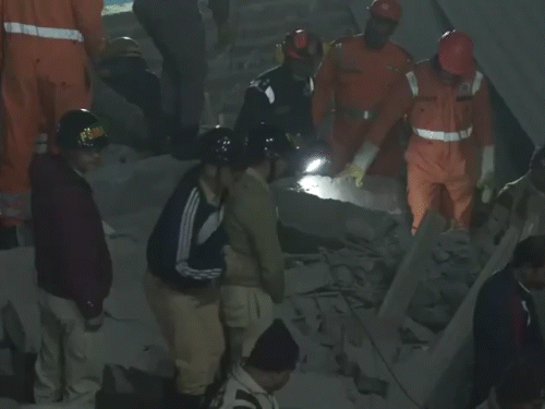 ਇਮਾਰਤ ਦੇ collap ਹਿ ਜਾਣ ਤੋਂ ਬਾਅਦ, 20 ਤੋਂ 22 ਲੋਕਾਂ ਨੂੰ ਮਲਬੇ ਵਿੱਚ ਦਫ਼ਨਾਇਆ ਗਿਆ. ਬਚਾਅ ਕਾਰਜ ਜਾਰੀ ਹੈ. - ਡੈਨਿਕ ਭਾਸਕਰ