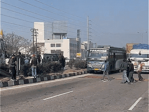 लुधियाना में अमृतसर-दिल्ली हाईचे बंद होने पर ट्रैफिक लग गया। - Dainik Bhaskar