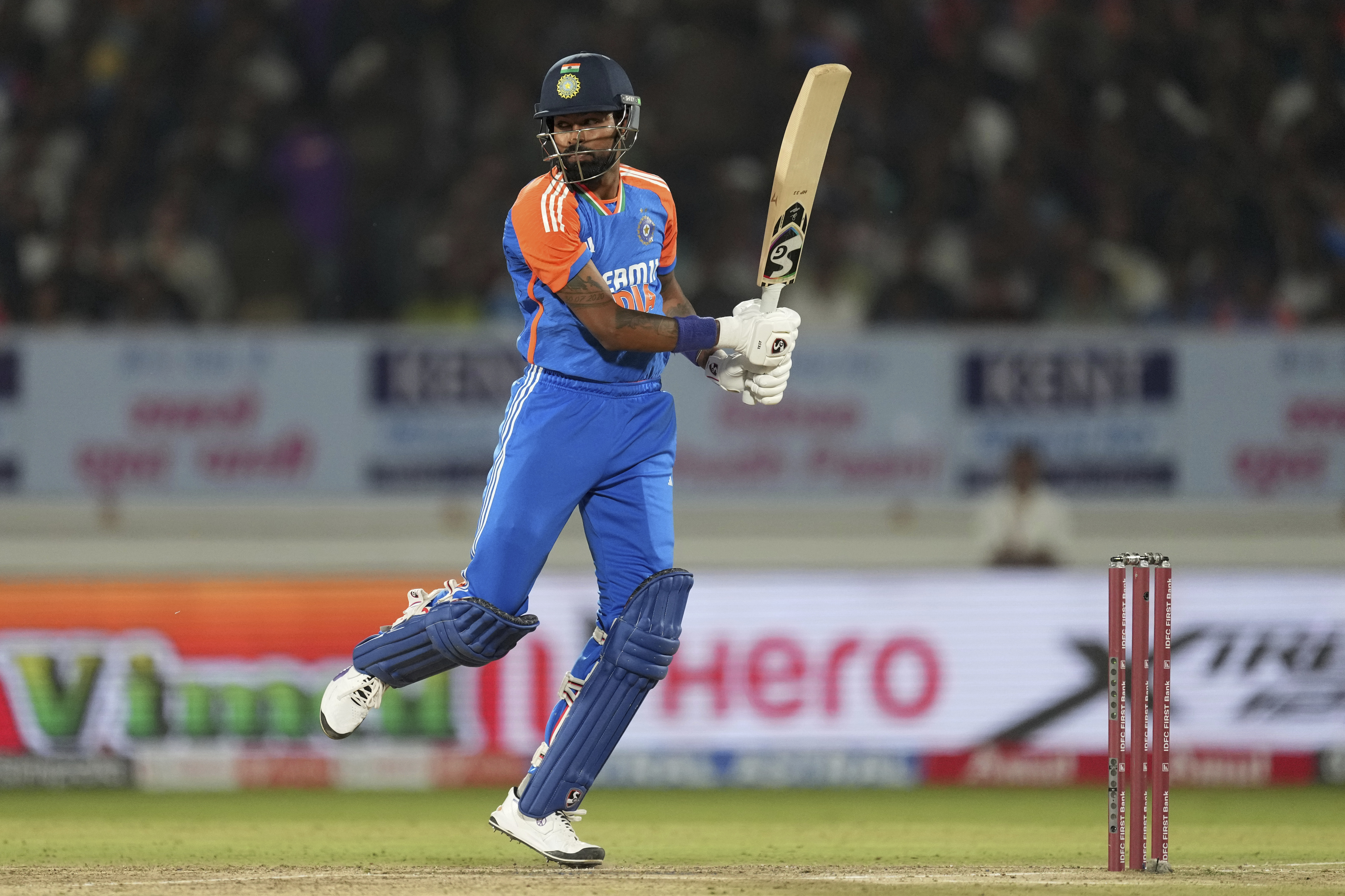 हार्दिक पंड्या ने 1 चौका और 2 छक्के लगाए।