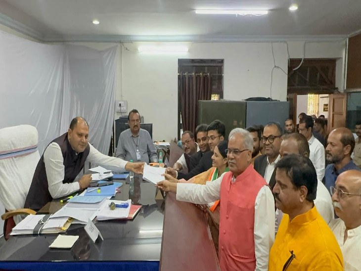 पूर्व सीएम भूपेश बघेल की मौजूदगी में दीप्ति ने भरा नामांकन फॉर्म।