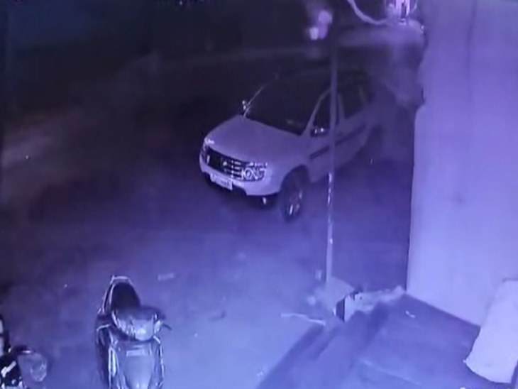 कार को बम से उड़ा दिया गया। कार में हुए विस्फोट से पूरा इलाका दहल गया।