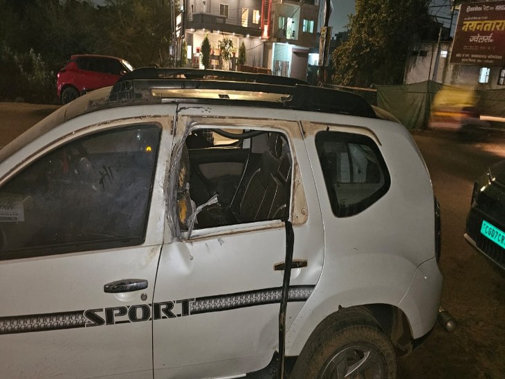 धमाके के बाद कार का शीशा टूट गया और कार भी क्षतिग्रस्त हो गई।