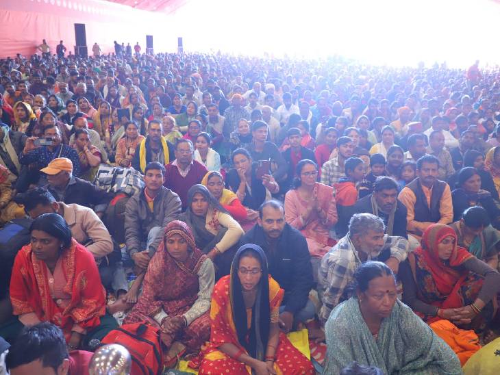 पंडित धीरेंद्र शास्त्री की कथा सुनते श्रद्धालु।