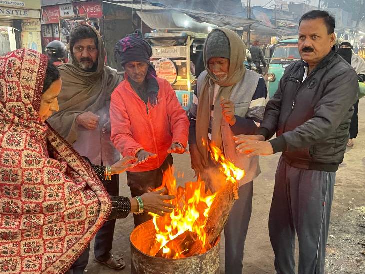 तापमान गिरते ही लोग आग सेंककर ठंड से बचने की कोशिश करते हुए। - Dainik Bhaskar