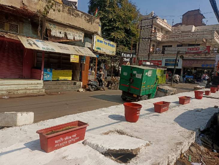 नाले के ऊपर व्यापारियों ने हरियाली के लिए लगाए गमले। - Dainik Bhaskar
