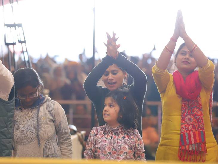 पंडित धीरेंद्र शास्त्री की कथा का रसपान कर झूमते हुए श्रद्धालु।