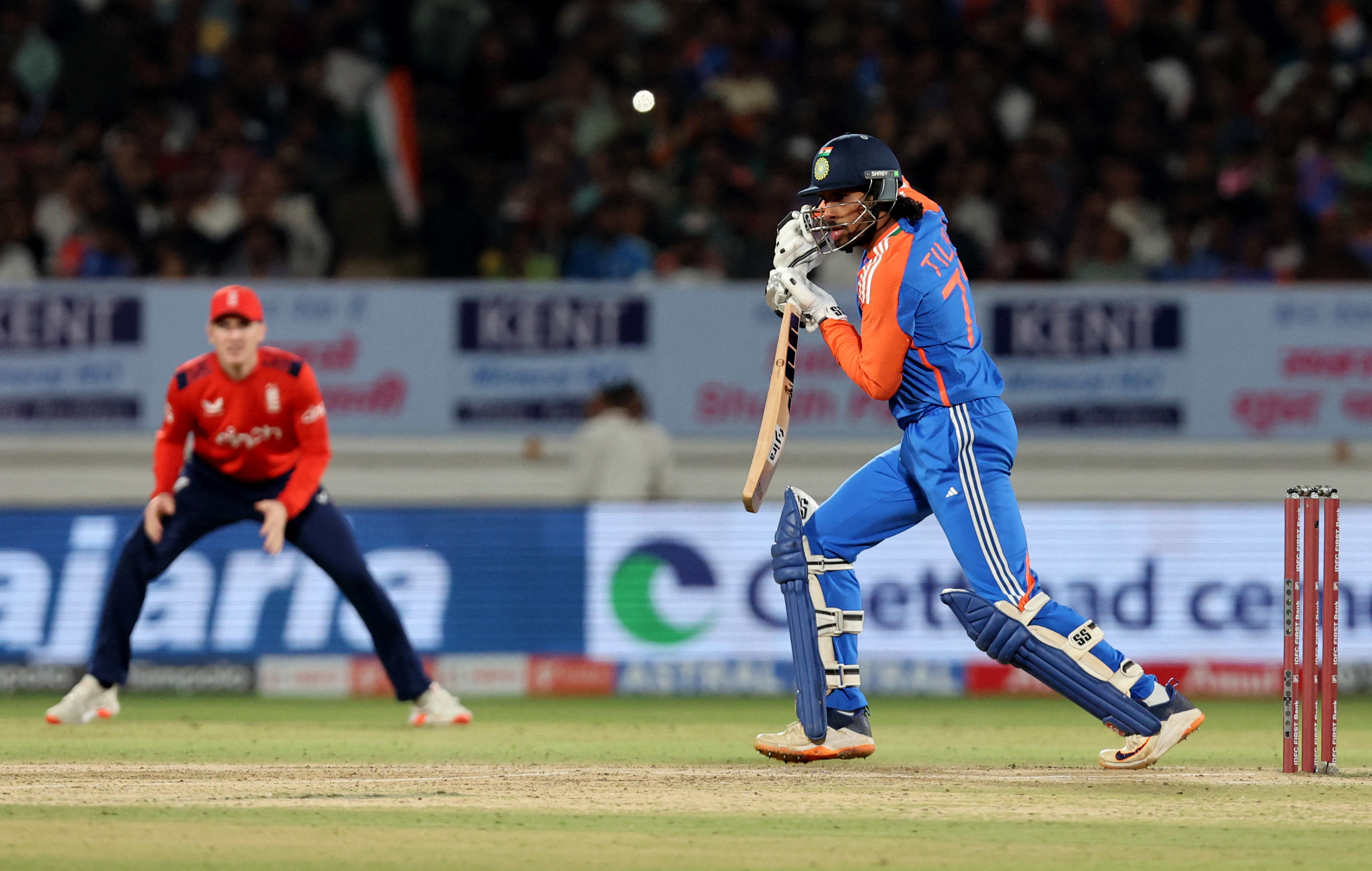 तिलक वर्मा ने 1 चौका और 1 छक्का लगाया।