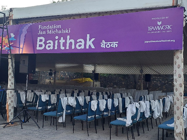 ਸਵੀਮਿੰਗ ਪੂਲ ਦੇ ਨੇੜੇ ਇੱਕ ਮੀਟਿੰਗ ਬਣ ਗਈ ਹੈ.