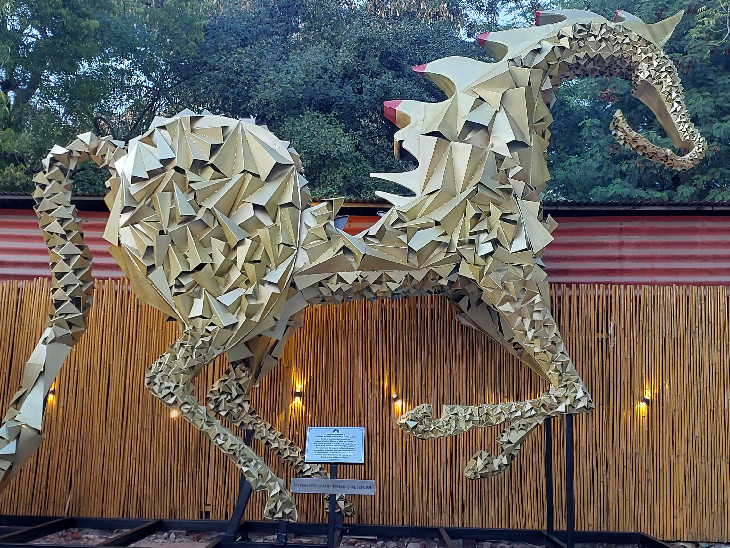 ਜੈਪੁਰ ਸਾਹਿਤ ਫੈਸਟੀਵਲ ਵਿਖੇ ਐਂਟਰੀ ਵਿਖੇ ਇੱਕ ਘੋੜਾ ਆਰਟ ਤਿਆਰ ਕੀਤਾ ਗਿਆ ਹੈ.