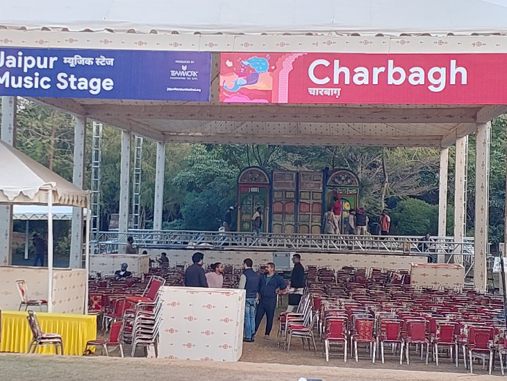 ਚਾਰਬਾਗ ਵਿਚ ਸਟੇਜ 'ਤੇ ਰੰਗੀਨ ਗੇਟ ਬਣਾਇਆ ਗਿਆ ਹੈ.