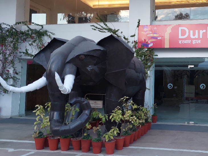 ਇੱਕ ਵਿਸ਼ਾਲ ਹਾਥੀ ਅਦਾਲਤ ਦੇ ਹਾਲ ਦੇ ਸਾਮ੍ਹਣੇ ਬਣਾਇਆ ਗਿਆ ਹੈ.