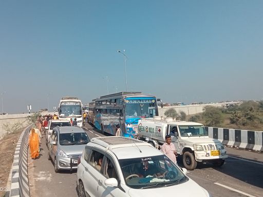 चित्रकूट-प्रयागराज हाईवे पर वाहनों का लगा लंबा जाम।
