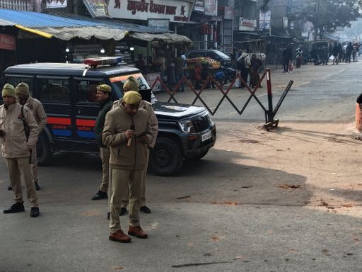 जौनपुर में बदलापुर चौराहे पर पुलिस बैरिकेड लगाकर वाहनों को आगे जाने से रोक रही है।