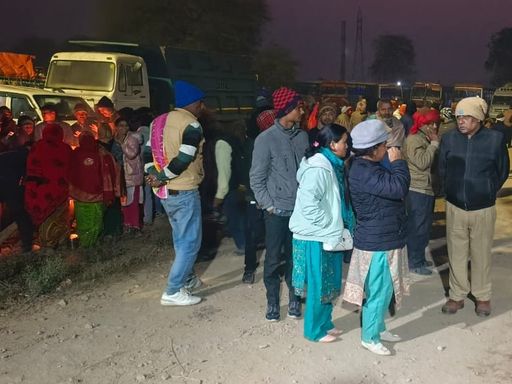 प्रतापगढ़ में देर रात वाहनों को रोकने पर पुलिस और श्रद्धालुओं में बहस हो गई।